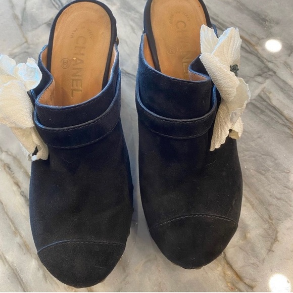 Chanel black suede clogs - size 40. What flower side detail gently worn - Picture 3 of 12